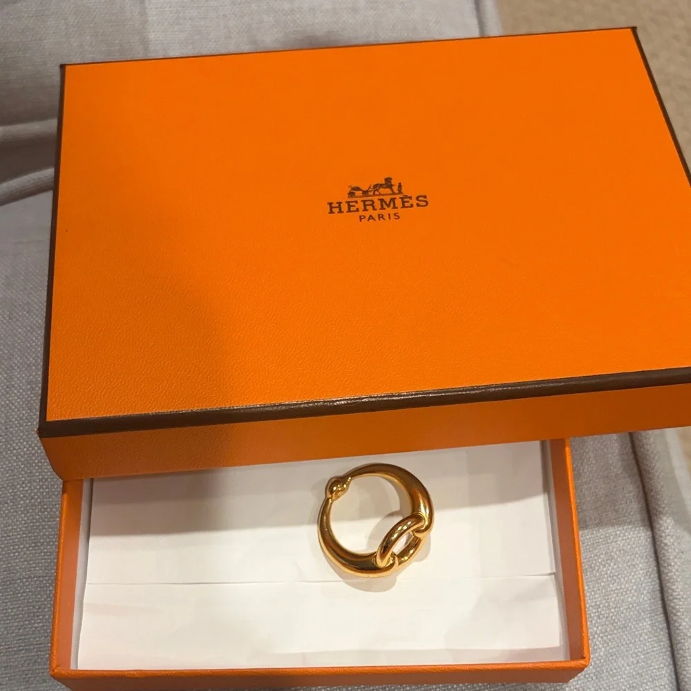 Hermès Luxurious Gold-Tone Scarf Ring authentic no tarnish. - Picture 7 of 7